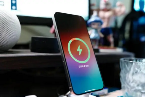乡宁苹果15换屏服务分享用什么充电器给iPhone15充电更好 